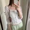 En stock estilo chic coreano de otoño cuello cuadrado volantes de un solo botón para mujer corte ajustado blusa francesa