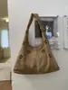 Bolso de hombro cruzado de cuero esmerilado con diseño floral hueco para mujer, nuevo bolso de mano tipo tote de gran capacidad de nicho para el trabajo 2026