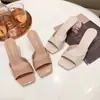 Sandalias de Tacón Alto de Charol Verano 2025 Nuevo Estilo Alargadoras Versátiles Tacón de Aguja Cuadrado Abiertas Slip-On