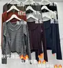 Camiseta versátil de color liso, suave y sencilla, de manga larga, cuello en U, estilo dos piezas falsas para mujer, top de moda estilo coreano para otoño 2025