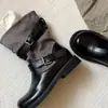 Botas de cavaleiro slim retrô outono e inverno 2026 novo modelo com fivela de cinto, botas de cano médio estilo britânico, botas versáteis de bico redondo com salto bloco