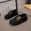 Zapatos Birkenstock para niñas transfronterizos, nueva colección otoño 2026, zapatos de cuero de suela blanda para bebés niñas, zapatos casuales de punta poco profunda para niños pequeños y niños pequeños, estilo moderno