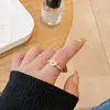 Anillo de Lujo Ligero de Alta Calidad Estilo Frío Diseño de Nicho Simple Moda Personalidad Elegante Moderno Anillo de Circonita Abierto para Mujeres