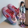 Zapatillas de concha para niños 2026 otoño nuevo estilo coreano zapatos para niñas para niños mayores con suelas blandas y diseño desgastado con estampado de estrellas zapatos de moda