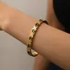 Europa y Estados Unidos estilo INS cuadrado verde circonita pulsera de medio anillo diseño de hebilla acero de titanio chapado en oro de 18 quilates color de retención de lujo ligero transfronterizo