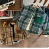 Camisa con Forro de Polar para Niños 2026 Otoño/Invierno Nuevo Estilo Niños Tallas Mediana y Pequeña Camisa Chaqueta Cuadros Atractiva Ropa Exterior Gruesa para Bebé