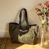 Bolso de lona de doble cara con estampado de leopardo estilo coreano para mujer, nuevo bolso de hombro casual de mezclilla estilo perezoso, bolsa de mano de gran capacidad para el día a día