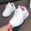 2026 Novos Sapatos Infantis de Primavera/Outono para Meninos e Meninas, Tênis Casuais Infantis com Desenhos, Cano Baixo, Sapatos Brancos, Tênis Esportivos Simples