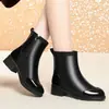 Botas curtas de couro macio com salto grosso para mulheres, inverno de 2026, forradas com fleece, quentes, antiderrapantes, versáteis, botas Martin estilosas, salto médio, botas de couro confortáveis