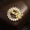 Broche Argola Borboleta Dourada Europeia e Americana de Alto Padrão, Exquisito, com Microincrustação de Zircônia, Versátil e Elegante, Alfinete Clip para Lenço para Mulheres