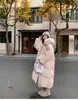 A nova coleção de inverno de Moscou: estilos curtos, de comprimento médio e extra-longos com golas grandes de pele, jaquetas de algodão acolchoadas e estilosas para mulheres, na cor rosa