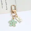 Chaveiro de Metal com Margarida Estilo Ins Coreano Flor de Nicho Capa Protetora para Fones de Ouvido Bluetooth Acessórios Pingente