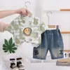 Exportação Infantil Nova Roupa de Verão para Bebê Roupa Infantil Camiseta Estampada com Letras Roupa de Duas Peças Manga Curta Roupa de Menino Venda por Atacado