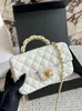 2025 Nuevo Modelo Bolso de Mano con Solapa Acolchada y Cadena de Piel de Caviar Negro Dorado Bolso de Hombro Cruzado Pequeño Cuadrado