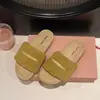 Novas pantufas peludas femininas modelo 2026 para uso externo, com sola grossa, estilo coreano outono e inverno, de algodão, com uma tira, quentes e confortáveis, bege