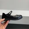 Zapatos de piel pequeños de corte bajo, color liso, piel brillante, estilo casual simple, nuevo producto de principios de otoño 2026, zapaticos versátiles para niñas