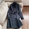 2025 Elegante Jaqueta Corta-Vento de Comprimento Médio para Mulheres, Gola Alta de Duas Formas, Ajuste na Cintura e Emagrecimento, Venda por Atacado N6Ef9518