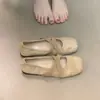Estilo decommuting inspirado en el ballet con zapatos Mary Jane, falda cruzada y mocasines de suela blanda para otoño e invierno 2026