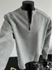 Camiseta Henley de manga comprida estilo americano para homens, adequada para primavera e outono, com ombros de caimento regular, tachas decorativas e projetada como uma peça de sobreposição de caimento limpo ou uma camada base