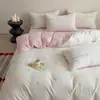 Conjunto de Quatro Peças de Veludo Leiteiro 2026 Novo Estilo Bordado com Lantejoulas Espessado Coral Veludo Lençol de Cama Veludo Dupla Face Capa de Edredom Conjunto de Três Peças