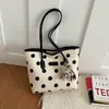 Bolso retro de axila estilo coreano para mujer, nuevo bolso de hombro de lunares de lujo ligero de nicho de alta gama para otoño e invierno 2026 para mujer