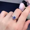 El Color del Anillo de Zafiro Natural es Bueno y las Perlas Son Todas Finas. El tamaño de la piedra principal de la incrustación fina de plata S925 es de 4*5 mm