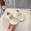 Zapatos pequeños de cuero para niña con dulce encaje de lazo y diseño hueco, zapatos de princesa de suela blanda, nuevos zapatos individuales tejidos estilo Chanel para niños