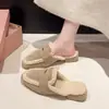 Chinelos de bico quadrado com salto baixo em bege retrô, chinelos mule de sola reta e bico quadrado, chinelos peludos versáteis, sapatos femininos da moda