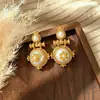 Brincos Retrô Estilo Hong Kong com Pérolas Esculpidas, Brincos Franceses de Luxo Leve de Alta Qualidade, Brincos de Estilo Nicho