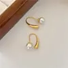 Brincos de pérolas de metal minimalistas para mulheres 2024 Novo design de nicho Brincos de luxo leves e minimalistas para o outono e inverno na moda