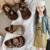 Sapatos Pequenos de Couro Estampa de Leopardo Fofa para Crianças 2026 Novo Estilo Primavera e Outono Solado Macio Velcro Cor Sólida Sapatos Pequenos de Couro para Meninas Estilo Coreano
