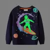 Sudadera para Niños Estilo Europeo y Americano de Astronauta que Brilla en la Oscuridad, Nuevo Modelo Primavera y Otoño 2026, Camiseta Básica de Cuello Redondo para Niños, Top de Otoño, Moderno