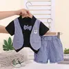 Conjunto de roupa de verão 2026 para meninos, estilo de três peças de manga curta de verão para bebê menino, novo e estiloso branco e preto