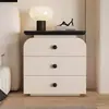 Mesa de cabeceira de madeira maciça em estilo vintage creme, design minimalista italiano, adequada para espaços pequenos, armário de armazenamento moderno simples para quarto