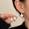 Pendientes de Camelia Vintage Estilo Francés con Goteo de Aceite de Perla, Lujo Ligero, Versátiles, Elegantes, Únicos, Pendientes Sencillos para Mujer