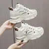 Zapatos de papá de cuero de moda con suela blanda, nueva colección otoño 2026, de altura creciente, ligeros, zapatillas casuales y cómodas con suela blanda para mujer