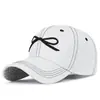 Nueva gorra de béisbol de bloques de color para mujer con lazo bordado tridimensional, moderna y versátil para primavera y otoño, sombrero para el sol al por mayor
