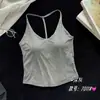 Nova camisola sexy lisa de alça fina versátil com lindo design nas costas, bojos, confortável, modeladora, top curto para mulheres