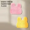 Escorregador de pés em formato de coelho de silicone, tapete antiderrapante para banho de pés com massagem para o banheiro, com ventosas para remover pele morta, uma ferramenta de banho conveniente para pessoas preguiçosas no chuveiro