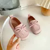 Sapatos de Couro com Laço Retrô 2025 Primavera/Verão Novos Mocassins Versáteis de Calçar Fácil com Solas Macias e Corte Profundo