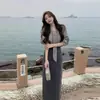 Conjunto de Saia Plissada de Cintura Alta e Blusa de V-Neck com Laço para Amarrar - Look Emagrecedor - Peça Única - Primavera 2025