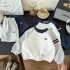 Conjunto de Sudadera Bordada para Niños 2026 Otoño/Invierno Nuevas Llegadas Niños y Niñas Sudadera Elegante de Dos Piezas Mangas Raglán Sudadera Estilo Universitario