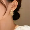 Pendientes Retro Franceses de Metal con Incrustaciones de Diamantes y Perlas en Forma de Pétalo, Lujo Ligero Personalizado, Pendientes de Diseño Simple y Único para Mujeres