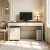 Escritorio moderno minimalista de bloques de color, con una gran superficie blanca y marrón con un diseño de doble cajón, combinado con un gabinete lateral, ideal como escritorio de computadora para dormitorio
