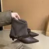 Botas de tornozelo de salto médio estilo francês para mulheres, nova coleção outono/inverno 2025, design de fivela de tira única, saltos altos de bico fino, modernos e elegantes