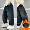 Calça Jeans Casual Forrada com Fleece Outono e Inverno para Meninos, Crianças Maiores 2025 Novo Inverno Solta Grossa Venda por Atacado Tendência