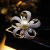 Broche de Pérola Micro-Incrustada em Estilo Coreano, Moda de Alta Qualidade Inspirada na Chanel, Clipe Floral de Luxo Leve para Lenço, Broche para Casaco de Uso Duplo