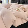 Conjunto de cama de quatro peças simples e elegante em veludo de leite branco-creme, com um design de veludo espesso e estampado, adequado para outono e inverno, incluindo uma capa de edredom e três outras peças