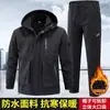Traje de entrenamiento forrado de polar para otoño e invierno, traje impermeable y cortavientos multibolsillos, ropa de trabajo duradera para montañismo al aire libre, adecuado para hombres y mujeres