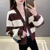 2026 Nuevo Cárdigan de Punto Rayado Retro con Cuello en V y Bloques de Color Abrigo Suéter Clásico Casual Moda Femenina Adelgazante